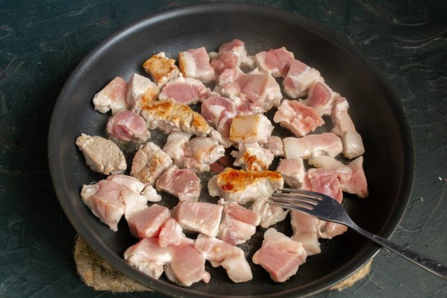 Обжариваем мясо на сухой сковороде отдельно от овощей