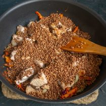 Насыпаем гречневую крупу на мясо