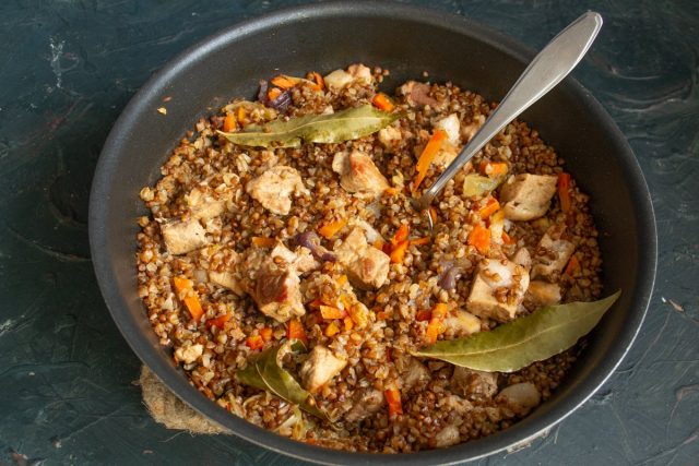 Рассыпчатый плов из гречки по-деревенски готов