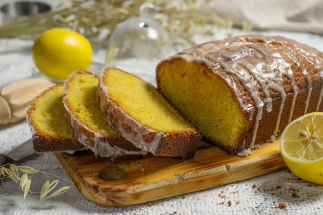 Сладкий лимонный хлеб с румяной корочкой