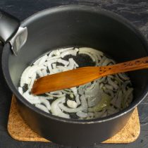 Кладём в сотейник сливочное масло, добавляем нарезанный лук