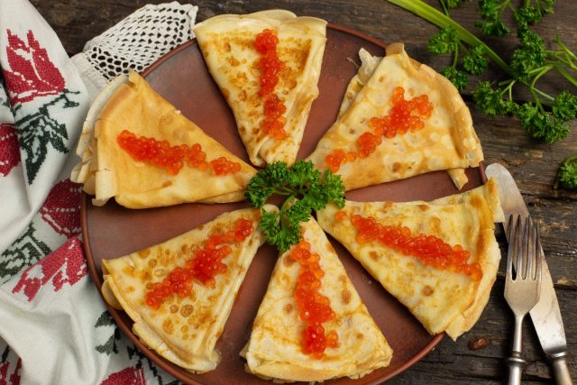Тонкие блины с икрой и сыром Тонкие блины с икрой и сыром