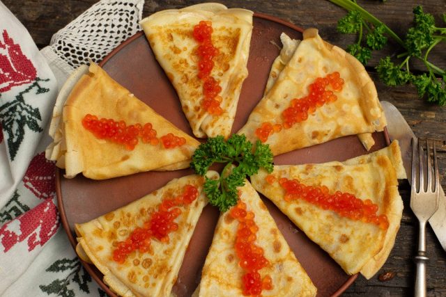 Тонкие блины с икрой и сыром