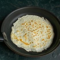 Аккуратно переворачиваем блин и жарим с другой стороны Аккуратно переворачиваем блин и жарим с другой стороны