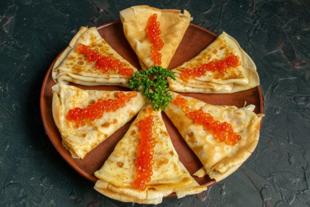 Тонкие блины с икрой и сыром готовы Тонкие блины с икрой и сыром готовы