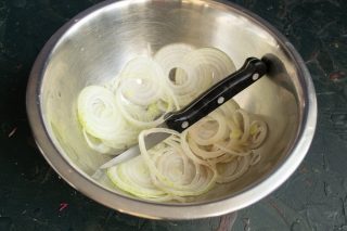 Репчатый лук режем тонкими колечками, посыпаем щепоткой соли и поливаем капелькой уксуса Репчатый лук режем тонкими колечками, посыпаем щепоткой соли и поливаем капелькой уксуса
