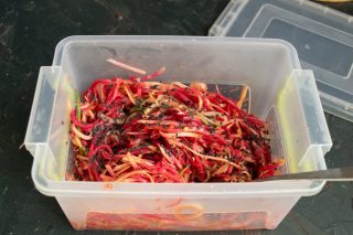 Посыпаем черным кунжутом и плотно закрываем Посыпаем черным кунжутом и плотно закрываем