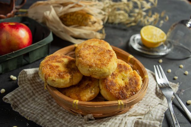 Диетические сырники из творога — без глютена, яиц и сахара