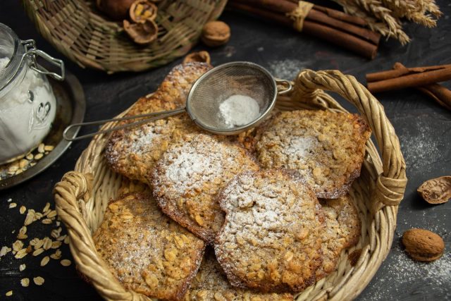 Хрустящее печенье из овсяных хлопьев с грецкими орехами Хрустящее печенье из овсяных хлопьев с грецкими орехами