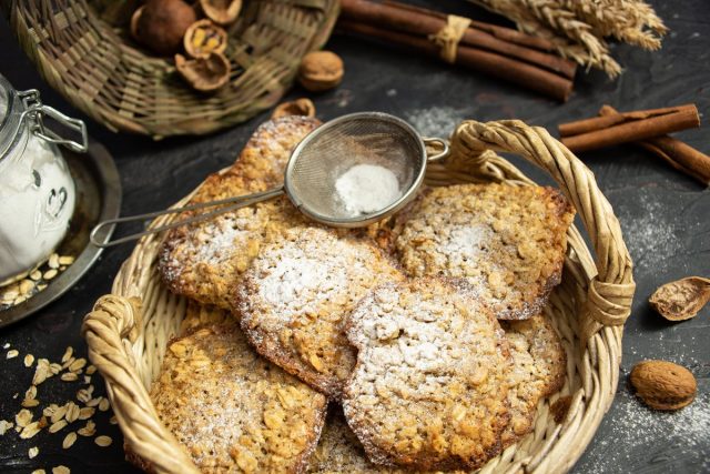 Хрустящее печенье из овсяных хлопьев с грецкими орехами