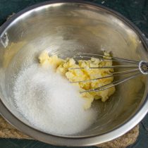 Нарезаем мягкое сливочное масло кубиками, добавляем сахарный песок и щепотку морской соли Нарезаем мягкое сливочное масло кубиками, добавляем сахарный песок и щепотку морской соли