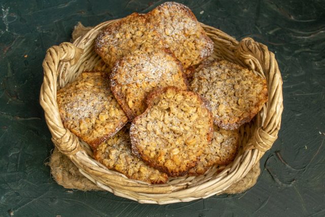 Хрустящее печенье из овсяных хлопьев с грецкими орехами готово Хрустящее печенье из овсяных хлопьев с грецкими орехами готово