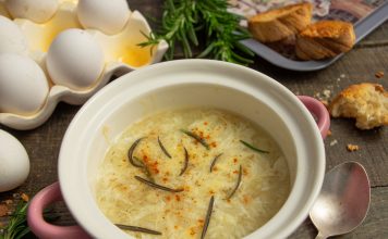 Итальянский суп «Страчателла» с яйцами и сыром