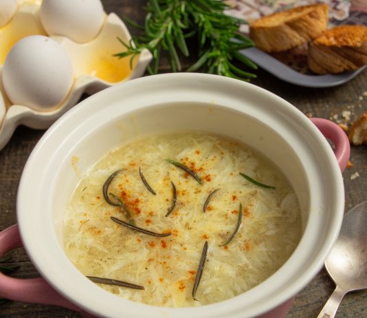 Итальянский суп «Страчателла» с яйцами и сыром