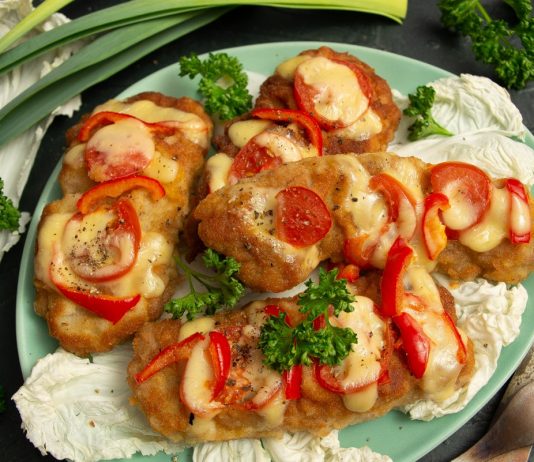 Нежная свинина, запеченная с сыром и помидорами в духовке