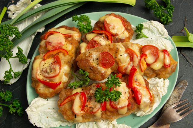 Нежная свинина, запеченная с сыром и помидорами в духовке