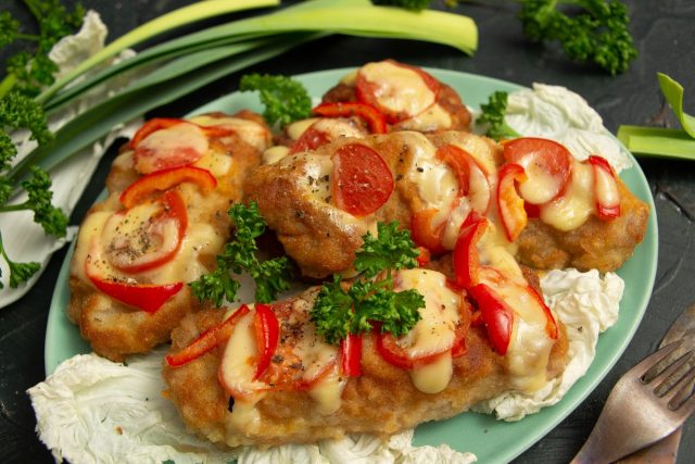 Нежная свинина, запеченная с сыром и помидорами в духовке