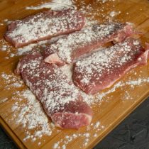 Посыпаем мясо мукой, тщательно обваливаем