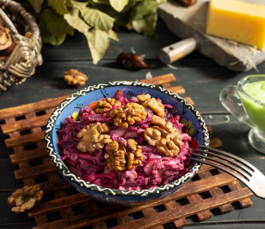 Оригинальный салат из свёклы с сыром и курицей без чеснока