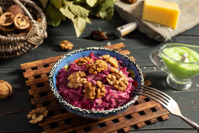 Оригинальный свекольный салат с сыром и курицей Оригинальный свекольный салат с сыром и курицей