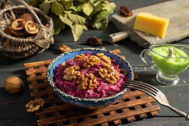 Оригинальный свекольный салат с сыром и курицей 