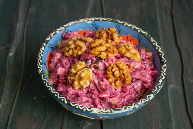 Оригинальный салат из свёклы с сыром и курицей без чеснока готов