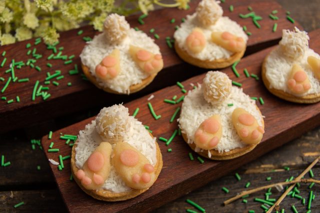 Пасхальное печенье «Кроличьи хвостики» с марципаном и кокосовой стружкой