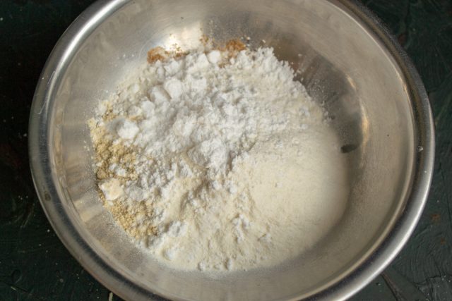 Смешиваем в глубокой миске сухие ингредиенты 