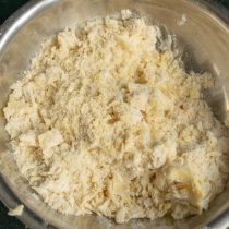 Растираем масло с сухими продуктами