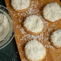 Посыпаем печенье кокосовой стружкой