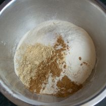 Соединяем в глубокой миске или чаше миксера сухие ингредиенты