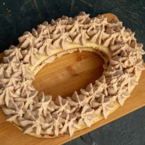 Кладём второй корж, украшаем оставшимся кремом