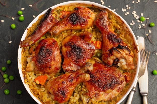 Простая курица с перловкой и овощами в духовке