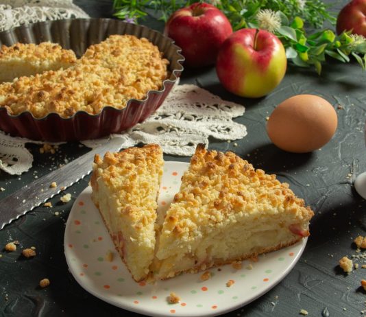 Простой яблочный пирог со штрейзелем