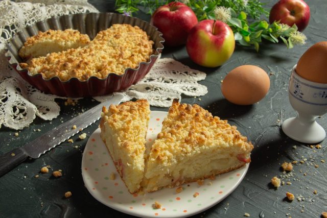 Простой яблочный пирог со штрейзелем