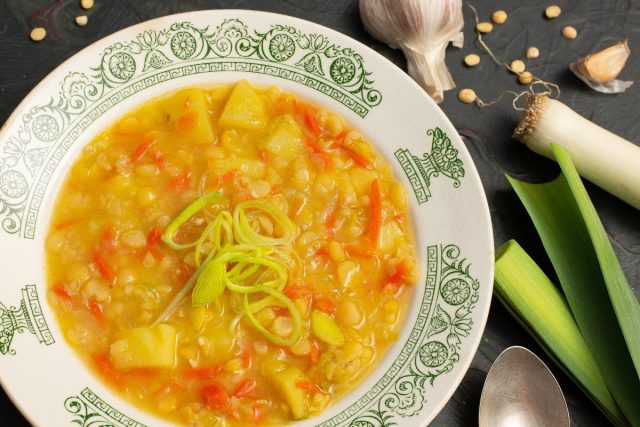 Согревающий гороховый суп на мясном бульоне