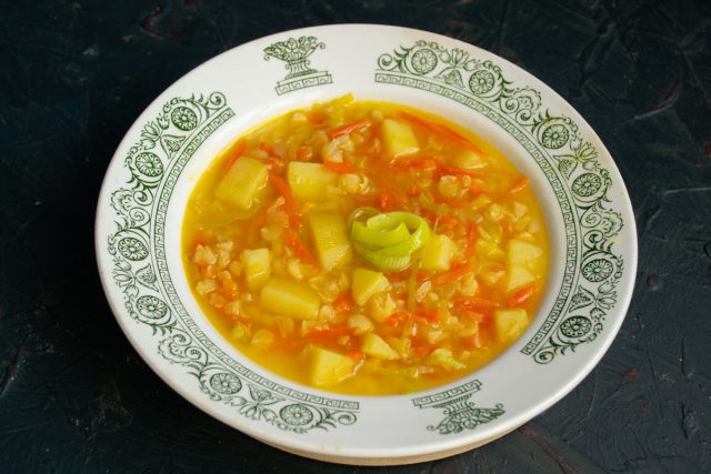 Согревающий гороховый суп на мясном бульоне готов
