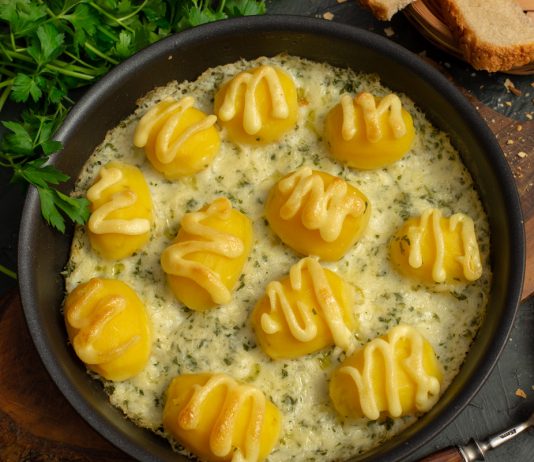 Тающая запеченная картошка с соусом в духовке