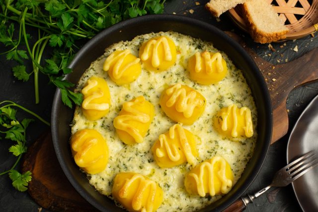 Тающая запеченная картошка с соусом в духовке Тающая запеченная картошка с соусом в духовке