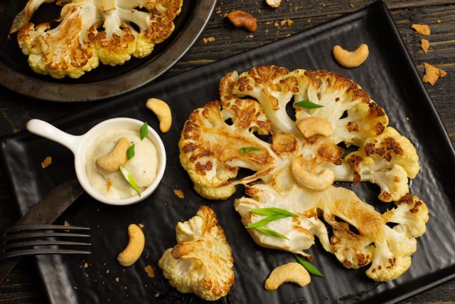 Румяная цветная капуста в духовке с соусом бешамель