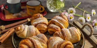 Ароматные сдобные булочки с корицей и сахаром