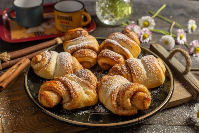 Ароматные сдобные булочки с корицей и сахаром