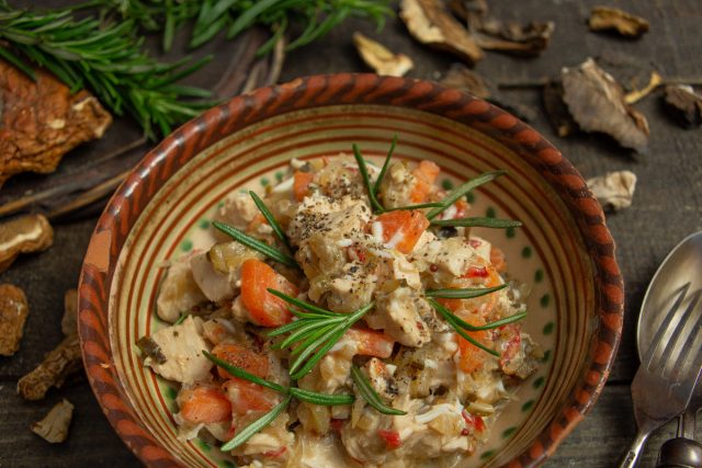 Деревенский салат с курицей и жареными грибами Деревенский салат с курицей и жареными грибами