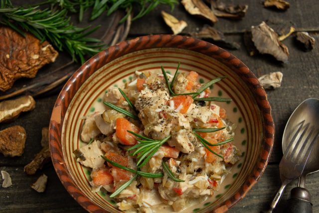 Деревенский салат с курицей и жареными грибами