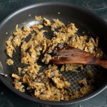 Готовим грибы с луком, в конце солим по вкусу
