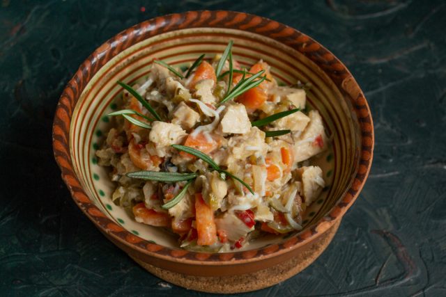 Деревенский салат с курицей и жареными грибами готов