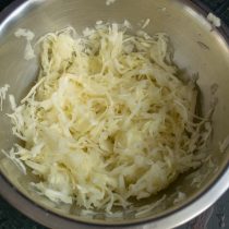 Насыпаем на капусту чайную ложку морской соли, разминаем