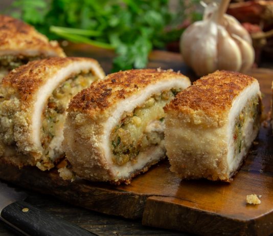 Куриный рулет из грудки по-восточному - Основные блюда и гарниры Куриный рулет из грудки по-восточному