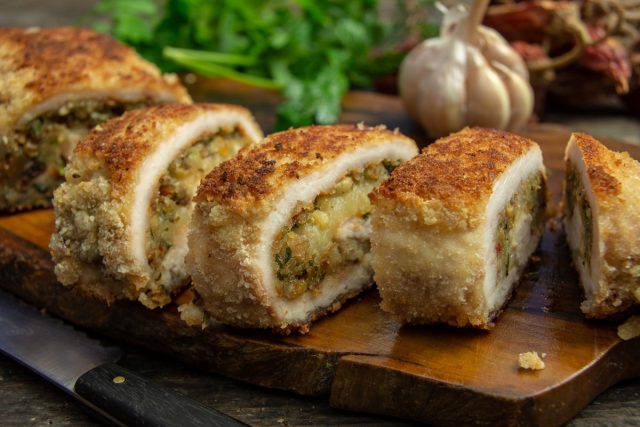 Куриный рулет из грудки по-восточному