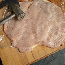 Отбиваем мясо